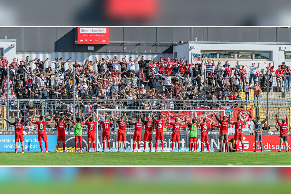Glückliche Zwickauer: Die FSV-Kicker feierten in München mit ihren Fans.