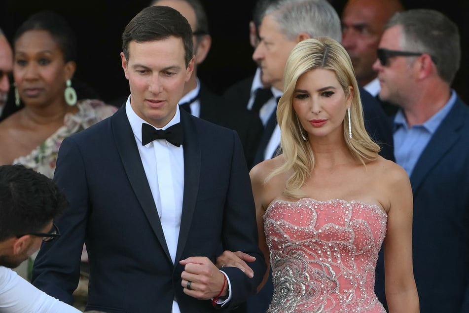 Businessman Jared Kushner (l.) and his wife Ivanka Trump (r.) leave the St Regis Hotel, also on their way to the wedding festivities.