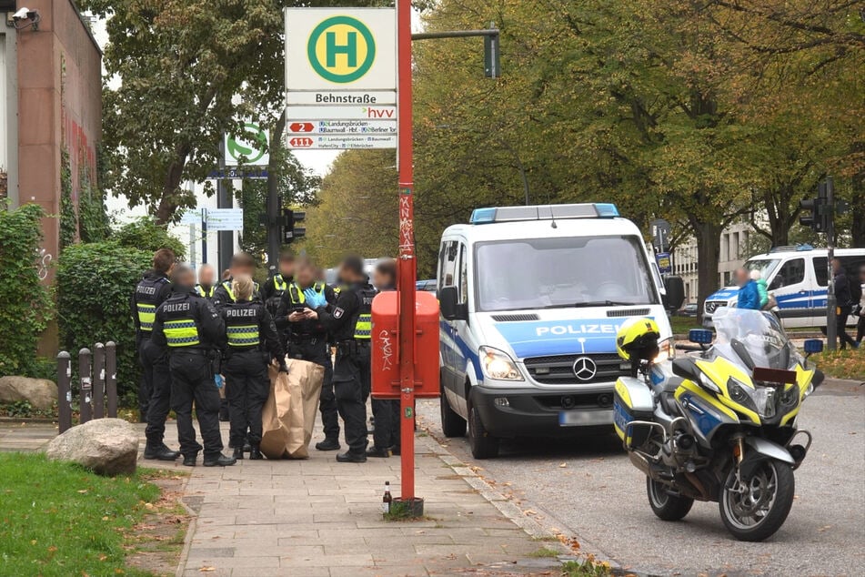 Die Polizei ist im Großaufgebot vor Ort.