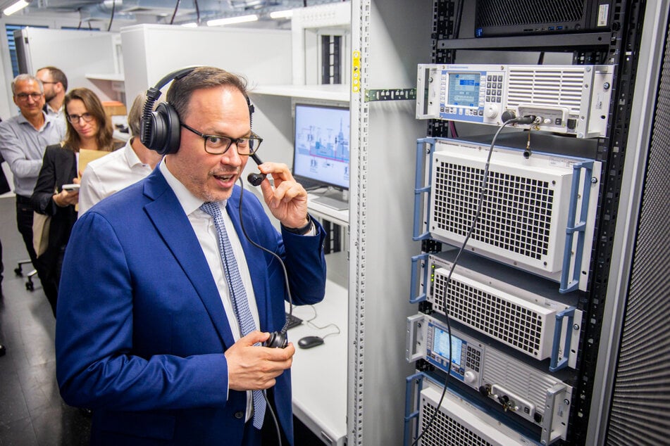Wirtschaftsminister Dirk Panter (52, SPD) besuchte die Dresdner Niederlassung von Rohde &amp; Schwarz erst im vergangenen Jahr.