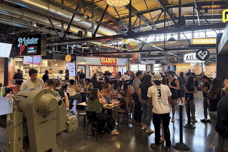 V food hall se řadí lokál za lokálem.