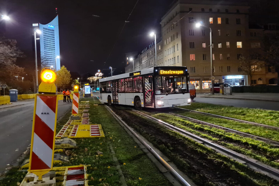 Am Leipziger Roßplatz ist ein Bus im Gleisbett der Straßenbahn steckengeblieben.