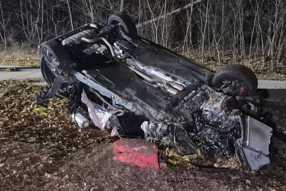 Skoda kracht gegen Baum und überschlägt sich mehrfach: Fahrer stirbt am Unfallort