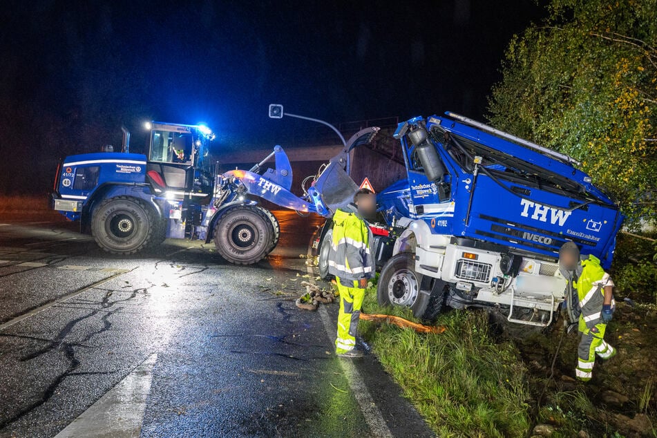 Der verunglückte Laster wurde durch einen Radlader aus dem Gebüsch gezogen.