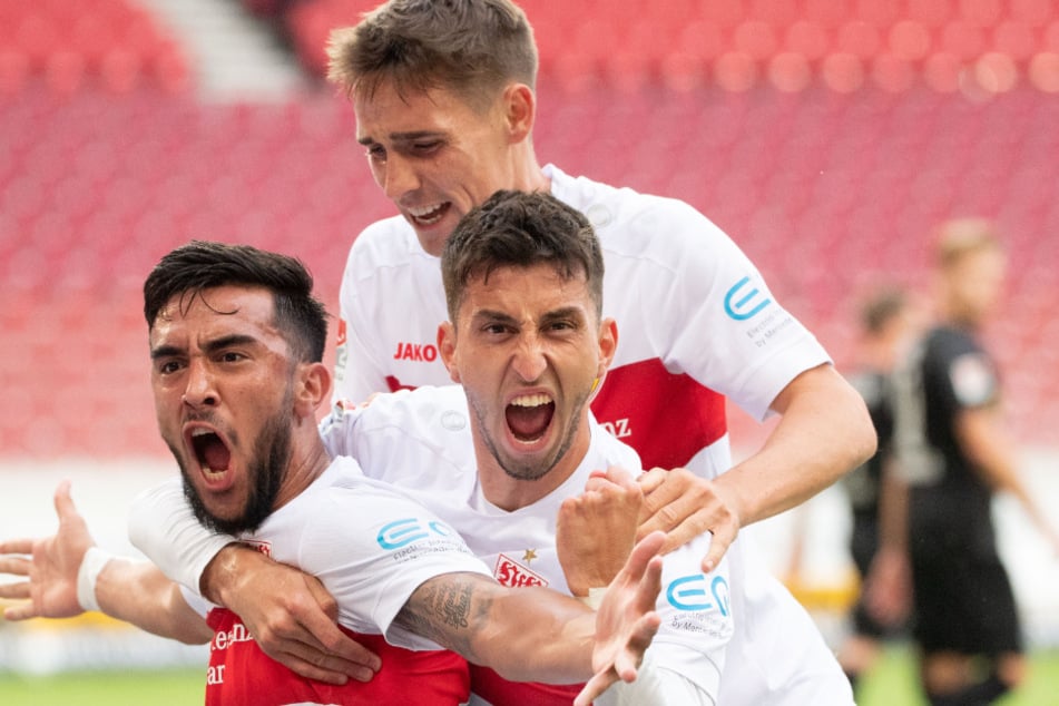 Stuttgarts Nicolas Gonzalez (l-r), Atakan Karazor und Philipp Klement jubeln nach dem Tor zum 1:0.