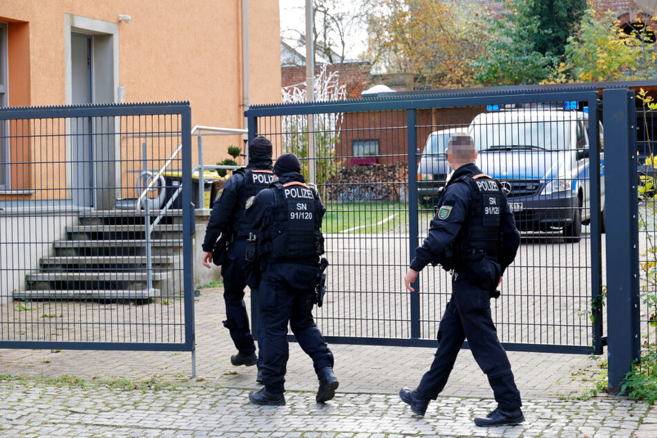 In der Adelsbergstraße durchsuchte die Polizei am Morgen ein Haus nach Drogen.