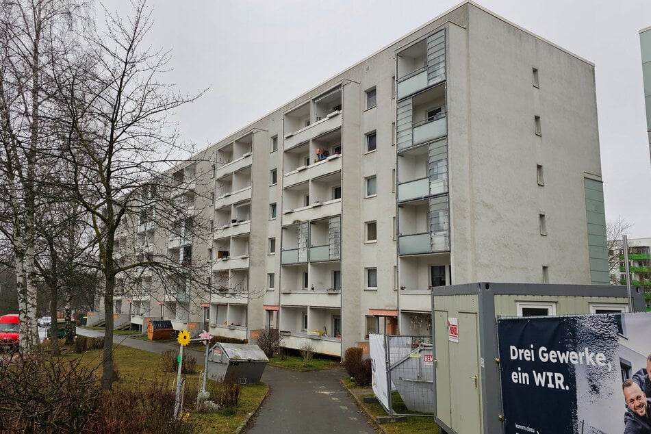 Von einem Balkon eines Wohnblocks in der Dr.-Salvador-Allende-Straße wurden am Freitagabend offenbar mehrere Schüsse abgegeben.