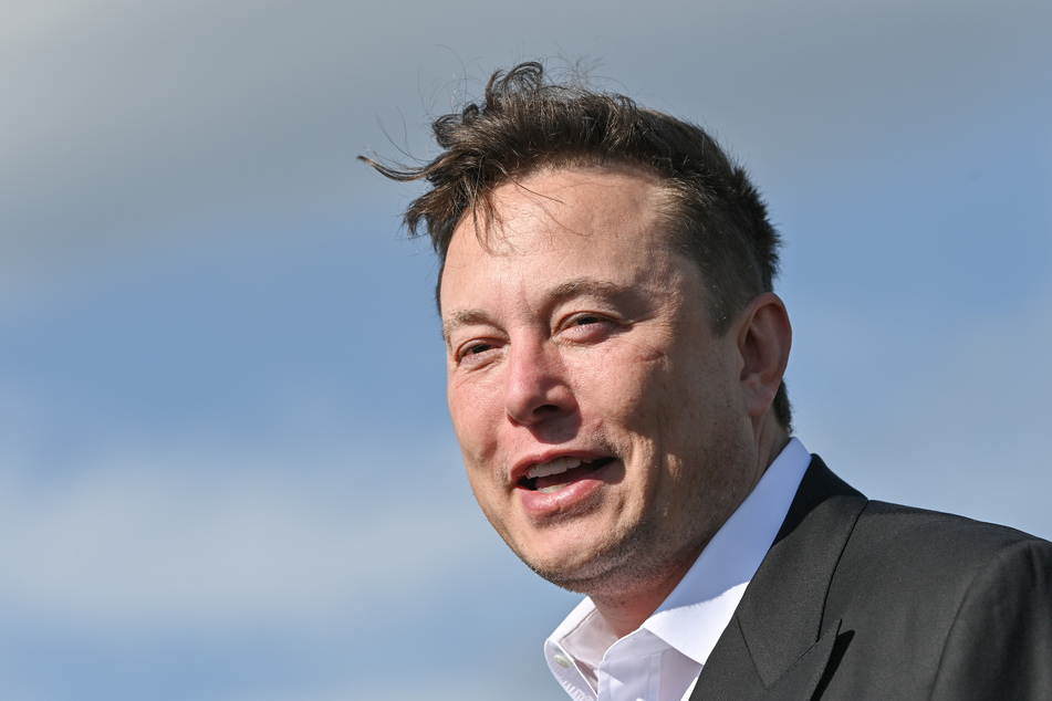 Elon Musk und der Autobauer Tesla gehen gegen Urheberrechtsverletzungen vor.  (Archivbild)