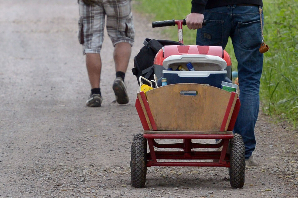 Je nach Inzidenzwert sind selbst Bollerwagen-Touren mit den Freunden nicht erlaubt - sofern man nicht ohnehin mit ihnen unter einem Dach wohnt. (Symbolfoto)