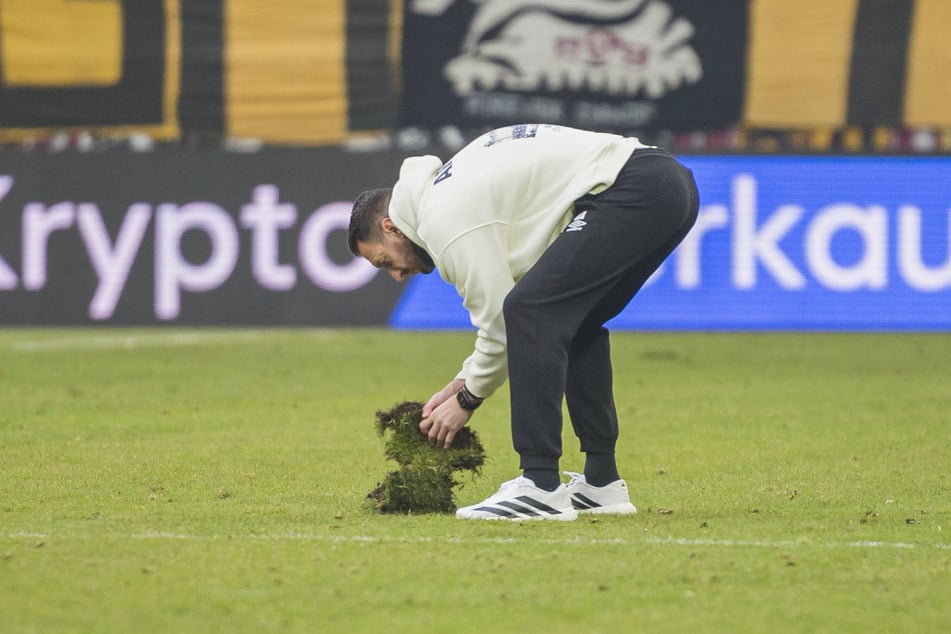 Sprintete während des Spiels aufs Feld und reparierte den Rasen: Michél Kniat (40).