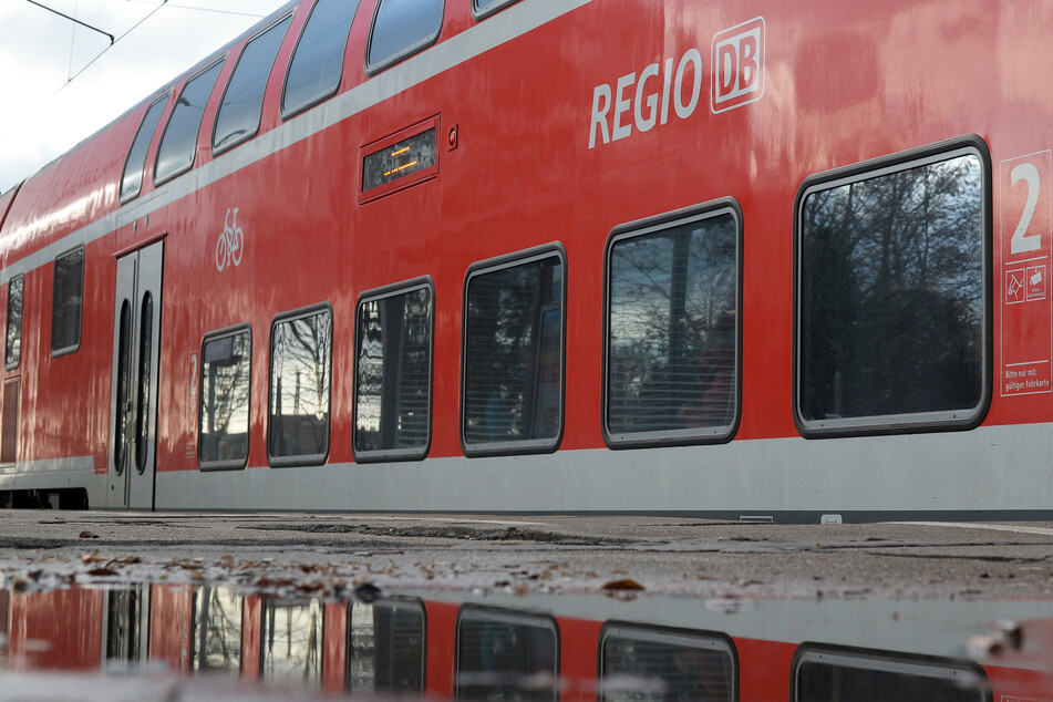 Am Bahnhof Zerbst wurde ein Mann von einem durchfahrenden Zug erfasst.