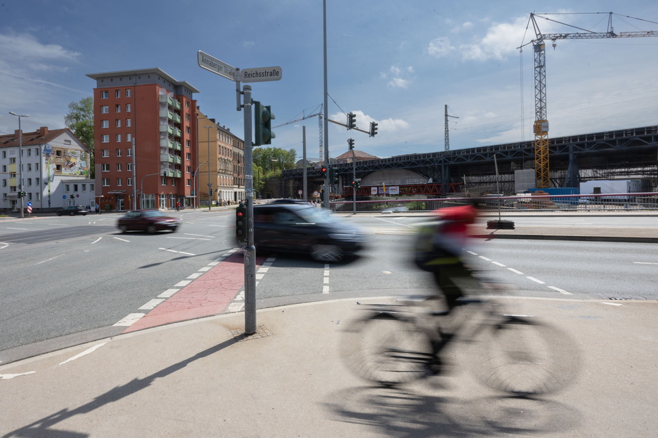 Die Kreuzung Annaberger Straße/Reichsstraße wurde beispielsweise mit angepasstem Spurverlauf entschärft.