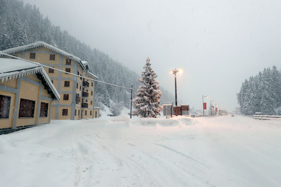 Das Dorf Santa Caterina ist schneebedeckt. Anhaltender Regen- und Schneefälle haben das Land heimgesucht.