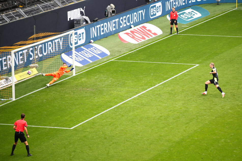 Erling Haaland (r.) eiskalt: Der norwegische Weltklasse-Stürmer beendete seine Serie ohne Tor und netzt hier vom Elfmeterpunkt sicher zum 2:1 für Borussia Dortmund ein.