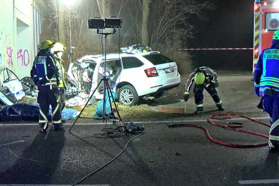Aus welchem Grund der 40-Jährige mit seinem Auto nach rechts von der Fahrbahn abkam, soll ein Gutachter ermitteln.