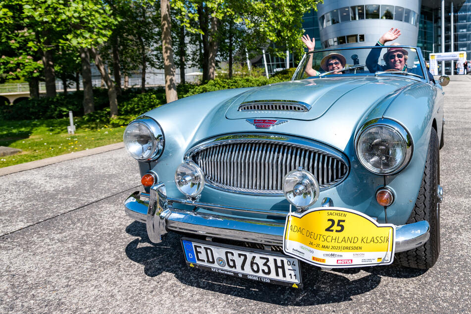 Klassik-Rallye durch Sachsen: 100 Oldtimer machen heute Stopp auf Galopprennbahn