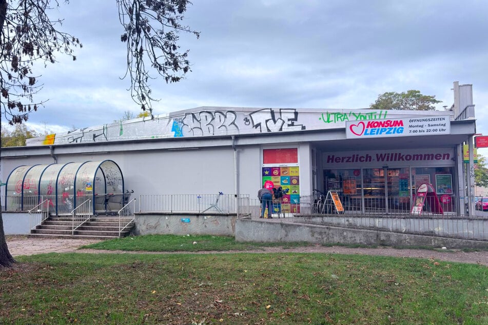 An diesem Konsum-Supermarkt machten sich die Sprayer zu schaffen.
