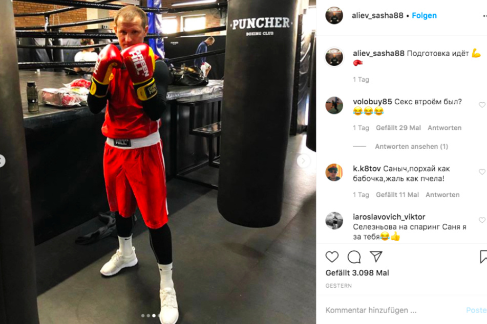 Aleksandr Aliev (35) posiert vor dem Boxsack.