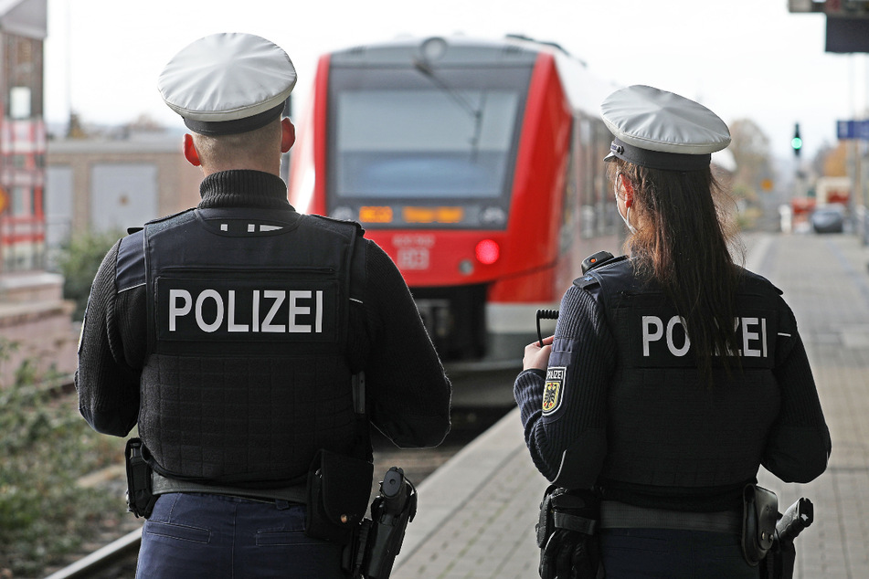 Vier Mädchen vermisst: Polizisten finden sie am Bahnhof, doch erleben böse Überraschung