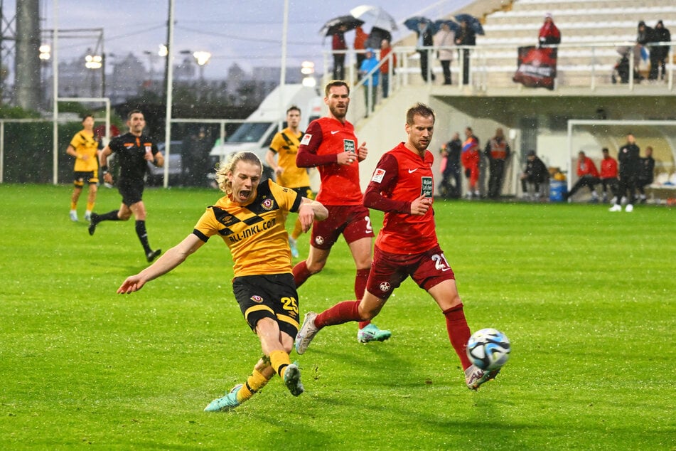 Jonas Oehmichen (20, l.) im Türkei-Camp in Belek, da erzielte er das 3:0 im Test gegen Zweitligist Kaiserslautern. In Unterhaching am Samstag hat er Chancen auf seinen ersten Startelf-Einsatz in dieser Saison.