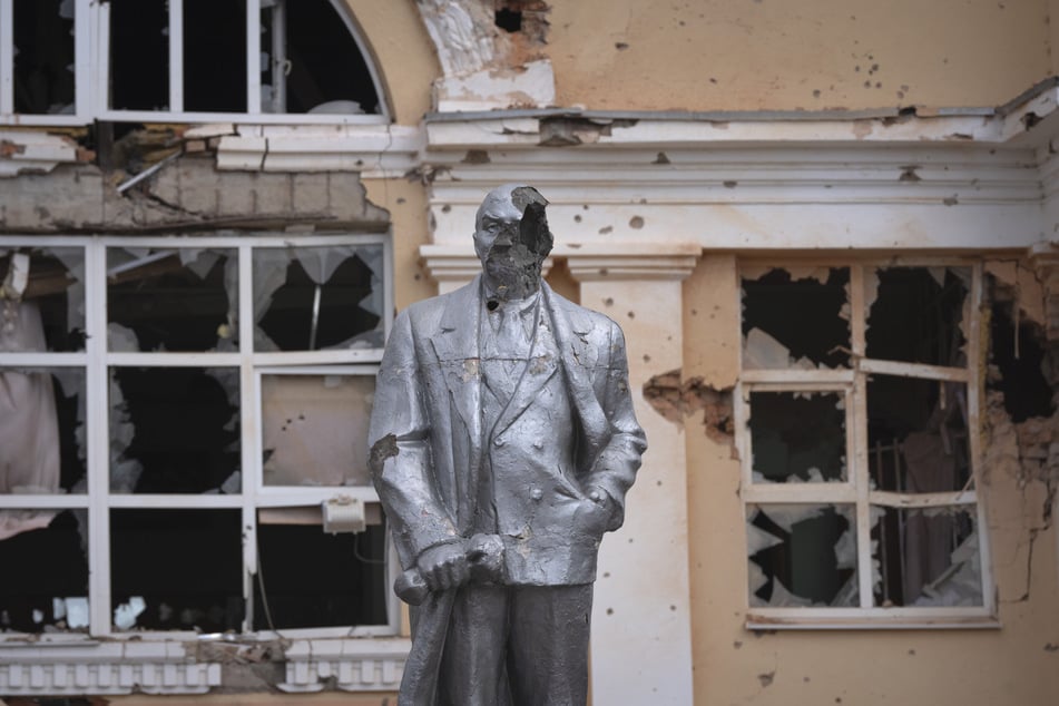 in beschädigtes Denkmal für den Gründer der Sowjetunion, Wladimir Lenin, steht auf einem zentralen Platz in Sudscha.