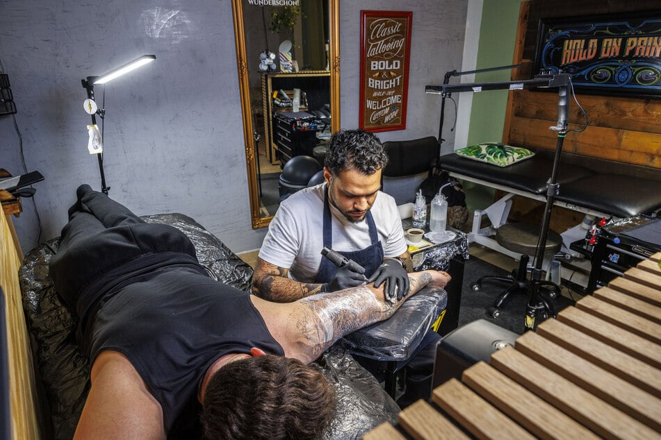 Derweil läuft das Tattoo-Geschäft an der Rähnitzgasse bis zum Umzug weiter. Hier ist Aaron (33) aus Spanien bei der Arbeit zu sehen.