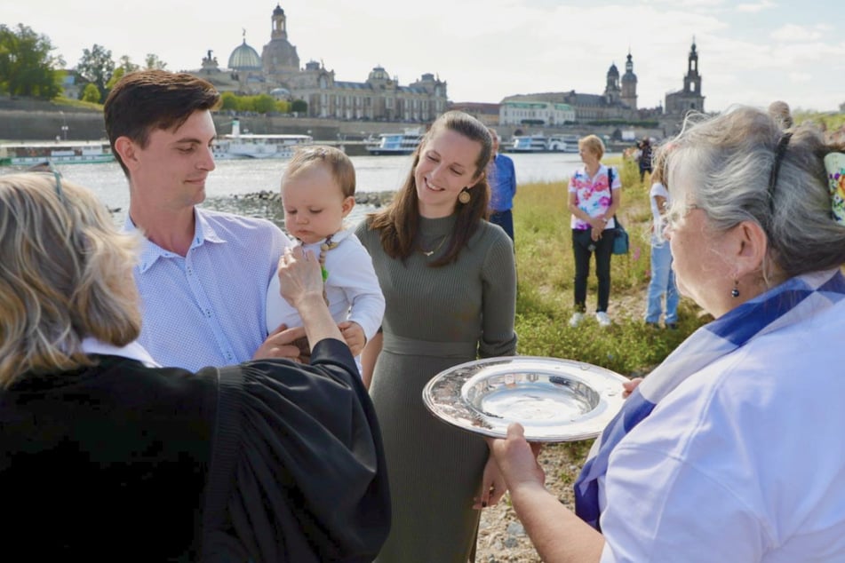 Die Eltern Saskia (27) und Richard Kindermann (29) lassen ihren Sohn Nathan (1) an der Elbe taufen.