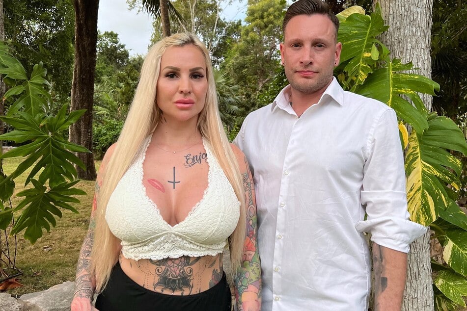 Cora (32) und René (34) wollen in ihrer Beziehung neue Tore öffnen und die härtere Form von BDSM kennenlernen.