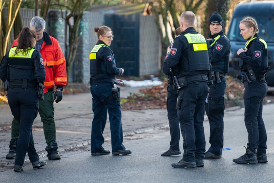 Die Polizei ist mit einem Großaufgebot vor Ort. Eine Gefährdung für die Bevölkerung besteht nicht.