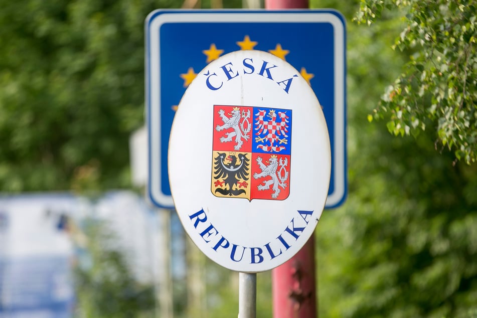Auf der tschechischen Seite der Grenze verlor der junge BMW-Fahrer an der Abfahrt in Richtung Petrovice die Kontrolle über seinen Wagen und krachte in einen Lastwagen. (Symbolbild)