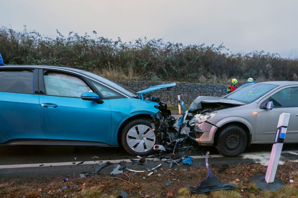 Straßensperrung nach Frontalcrash, zwei Personen verletzt