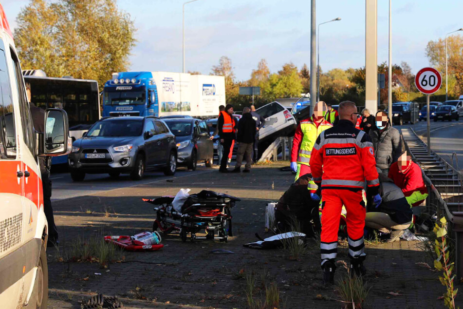 Der Rettungsdienst kümmert sich um die lebensgefährlich verletzte Frau