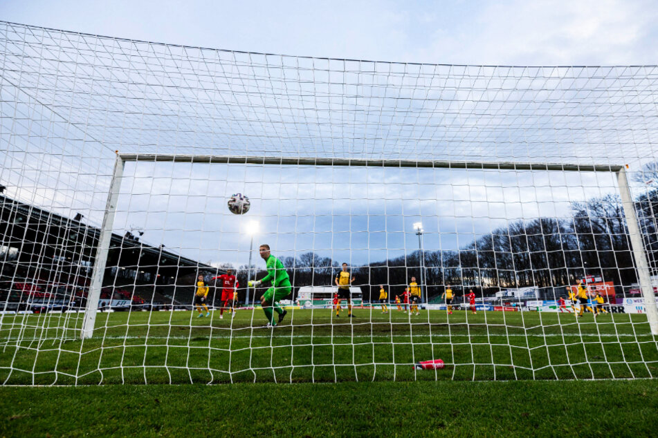 Kevin Broll (25) schaut entsetzt dem Ball hinterher, der ihm durch die Handschuhe gerutscht war.