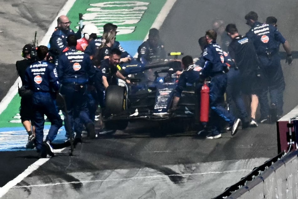 Der Williams von Carlos Sainz (30) geriet nach seinem verhinderten Start in Brand.