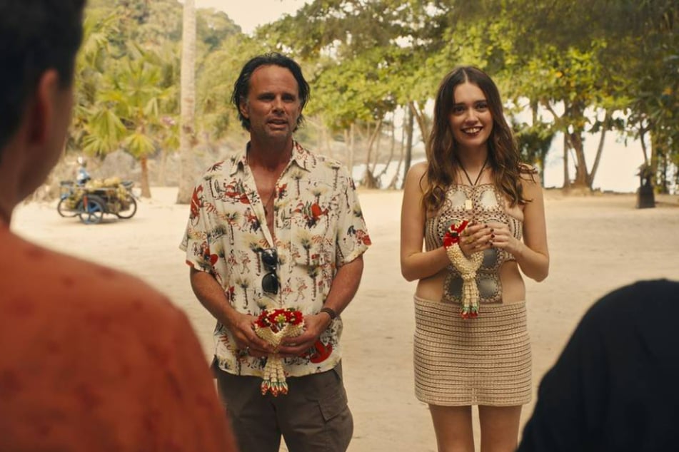 Walton Goggins (53) und Aimee Lou Wood (29) spielen ein Paar, das in Thailand Urlaub macht.