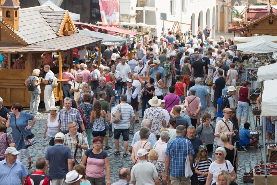 Der Schlesische Tippelmarkt verwandelt den Görlitzer Untermarkt mit handgefertigter Keramik und Kunsthandwerk in ein buntes Marktgelände.