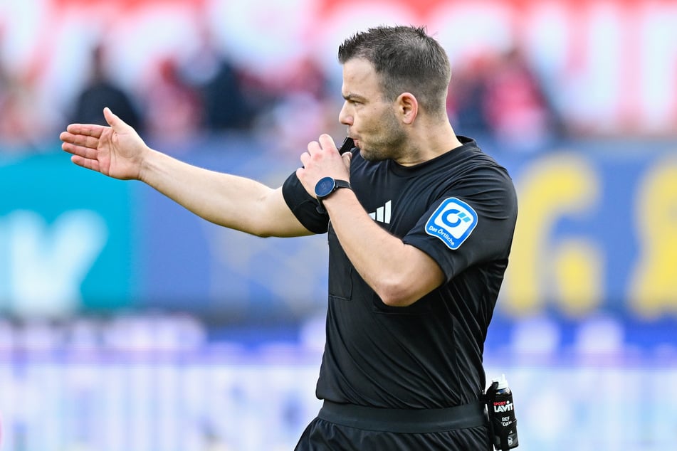 Wolfgang Haslberger (32) wird das Duell zwischen Preußen Münster und dem HSV als Schiedsrichter leiten. (Archivfoto)