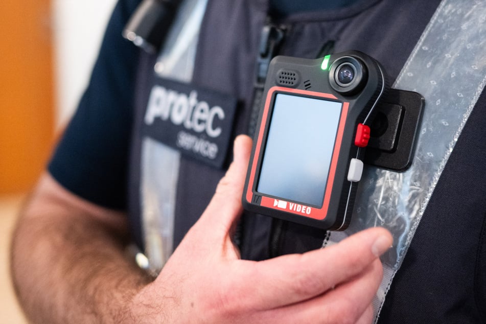 Die hannoverschen Verkehrsbetriebe Üstra testen sie bereits, nun folgen auch die LVB: Mitarbeiter der Fahrausweisprüfung proben ab sofort den Einsatz von Bodycams.