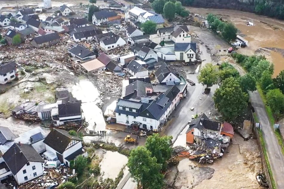 Die mit einer Drohne gefertigte Aufnahme zeigt die Verwüstungen die das Hochwasser der Ahr in dem Eifel-Ort Schuld angerichtet hat.