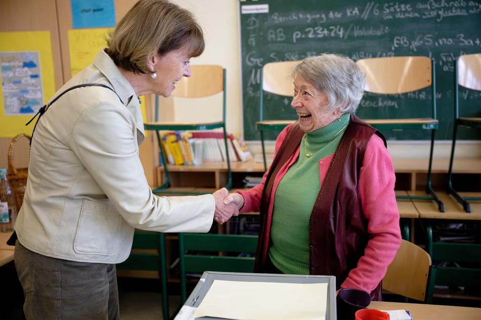 Henriette Reker (68, parteilos, l.), Oberbürgermeisterin von Köln, bedankt sich bei Lydia Mörs-Plattes (100, r.).