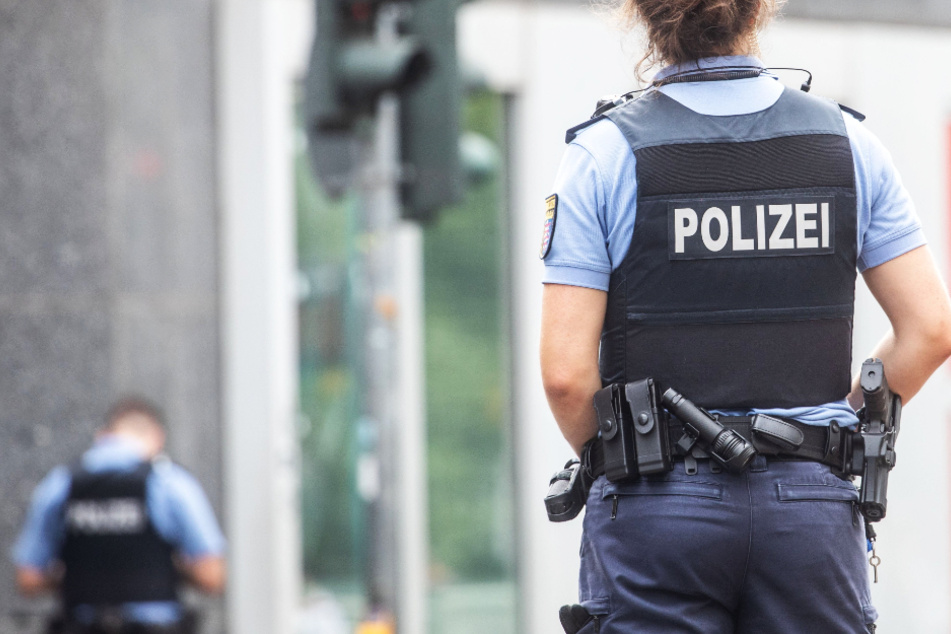 Eine Polizistin steht in der Düsseldorfer Straße nahe des Frankfurter Hauptbahnhofs vor einer Bank-Filiale, in der es zu einem Raubüberfall kam.