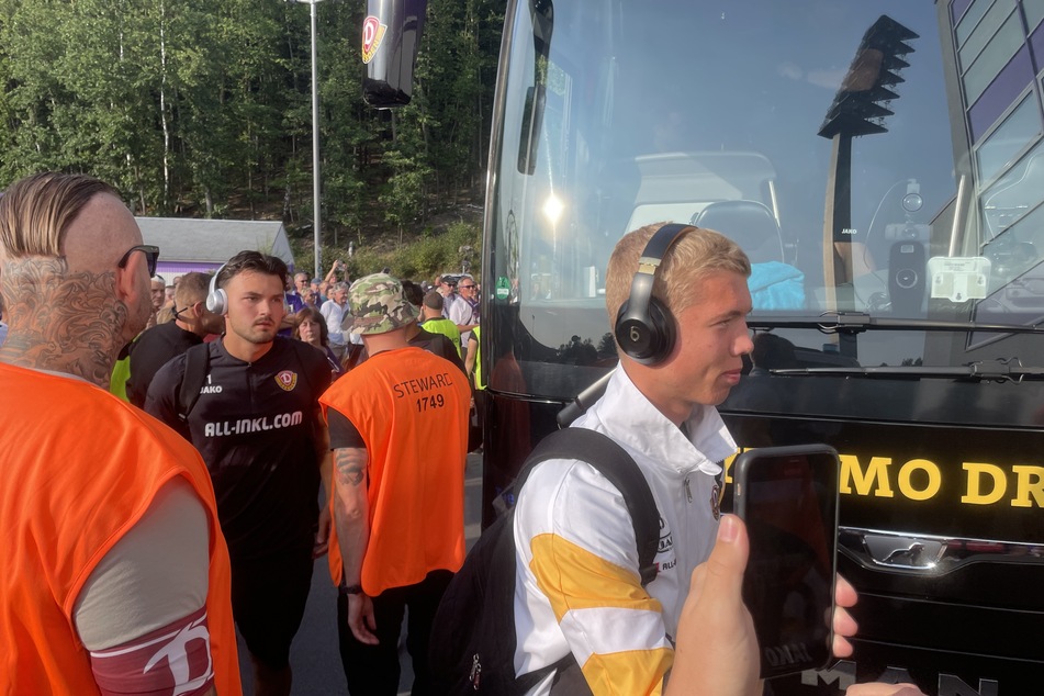 Die Spieler von Dynamo kamen verspätet am Stadion an.