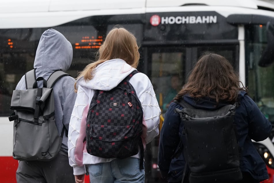 Nicht alle Schüler in Sachsen-Anhalt erhalten das Deutschlandticket zu gleichen Konditionen. (Symbolbild)