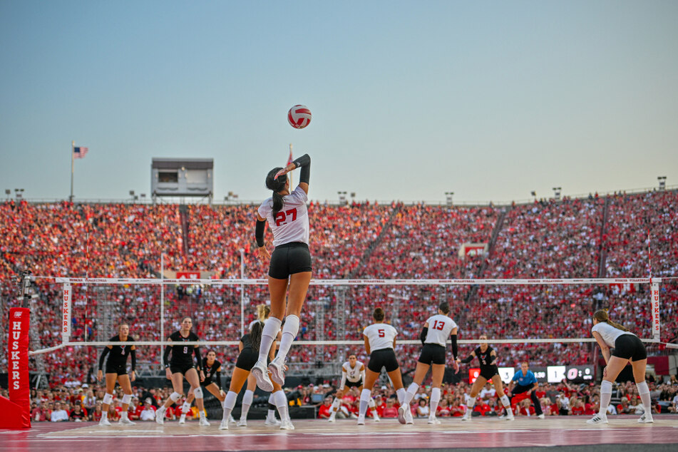 Gänsehaut-Kulisse für eine Partie im College-Volleyball: 92.003 Zuschauer strömten in das Memorial Stadium in Lincoln, Nebraska.