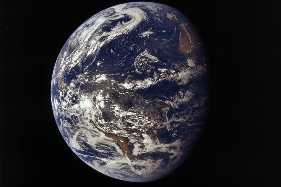 Dato curioso: Si alguien en este momento estuviera de pie en la "Super-Tierra" con un telescopio gigante y mirara hacia nuestro planeta natal, lo vería tal como era hace 154 años, es decir, en 1871 - en ese año, por ejemplo, se acaba de fundar el Imperio Alemán.