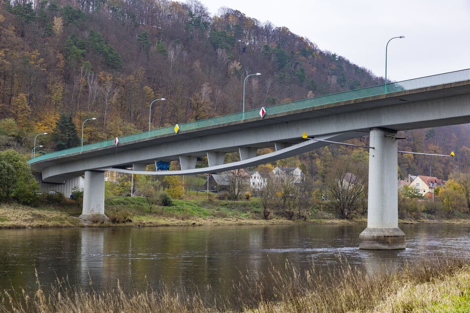 Die Elbquerung in Bad Schandau ist bis mindestens zum Jahresende gesperrt. Mit ihr wurde an Ort und Stelle auch die Elbe für die Schifffahrt gesperrt.