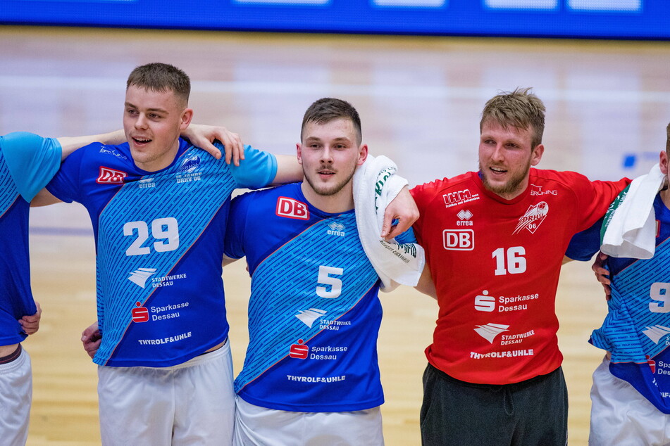 Seit der gemeinsamen Zeit in Dessau beste Kumpels: Dresdens Timo Löser (25, M.) und HV-Keeper Philip Ambrosius (31, r.).