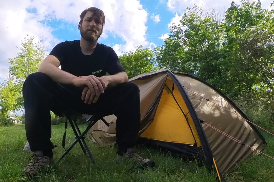 Patrick zeltet entweder wild, auf Campingplätzen oder kommt bei Freunden unter. Die Schlafplatzsuche bezeichnet er bei seinem Trip als die größte Herausforderung.
