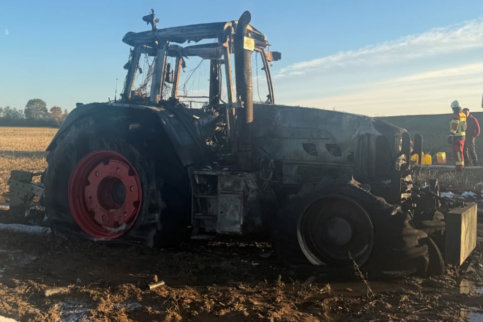 Lauter Knall auf dem Acker: Traktor brennt vollständig aus