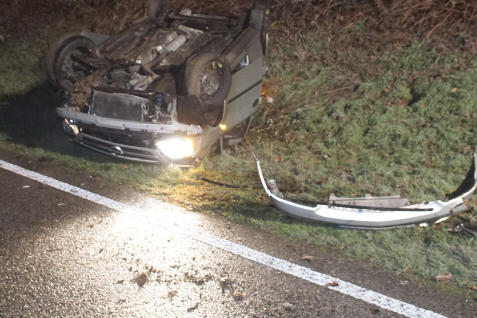 Opel überschlägt sich bei Glatteis-Unfall auf B294: Fahrer verletzt